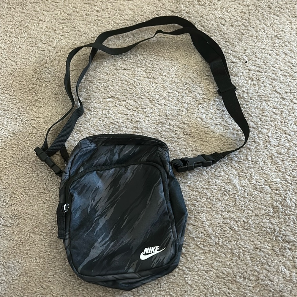 NWOT Nike Heritage Crossbody Bag